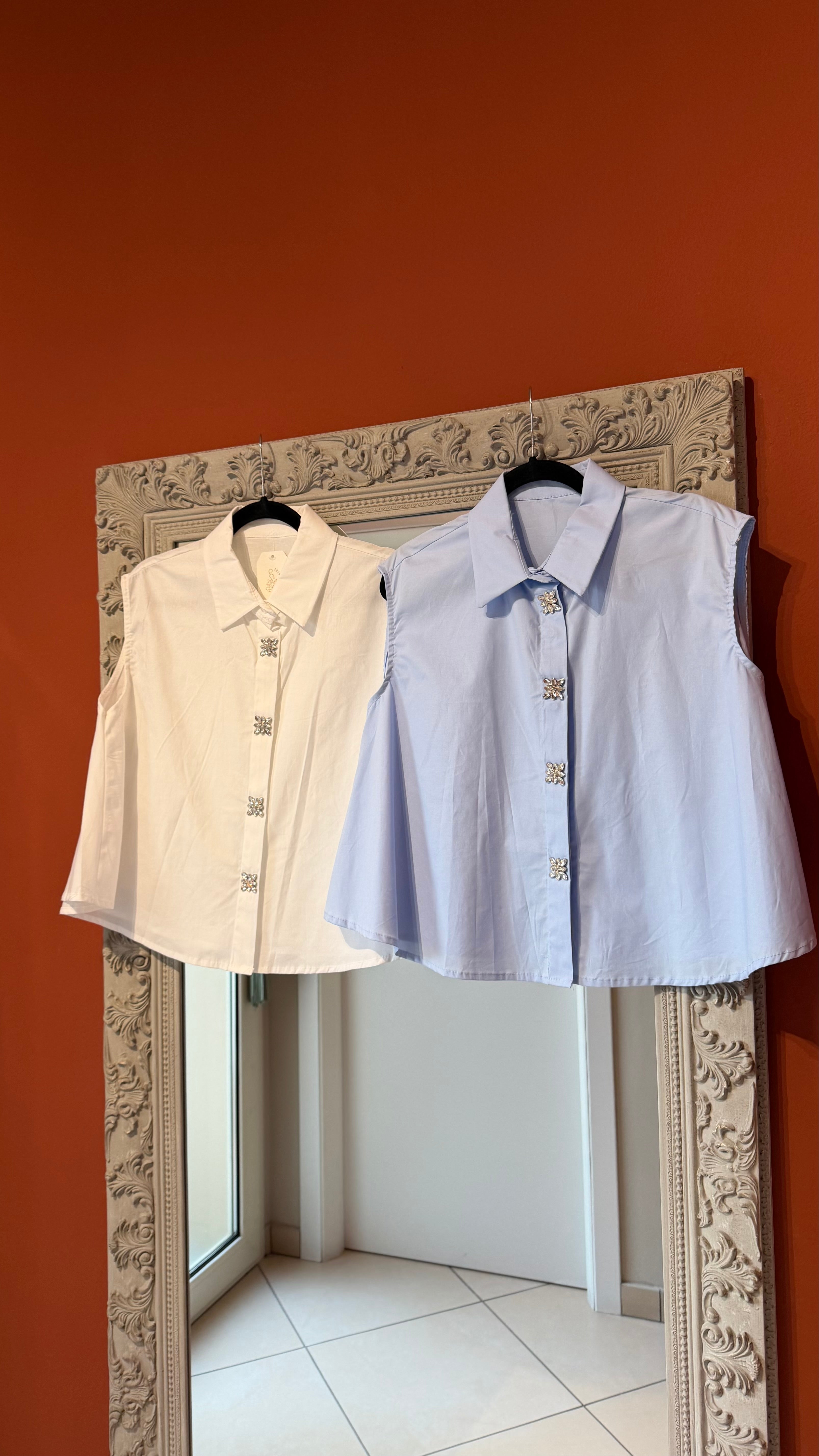 Camicia smanicata con cabochon- Rocknroll