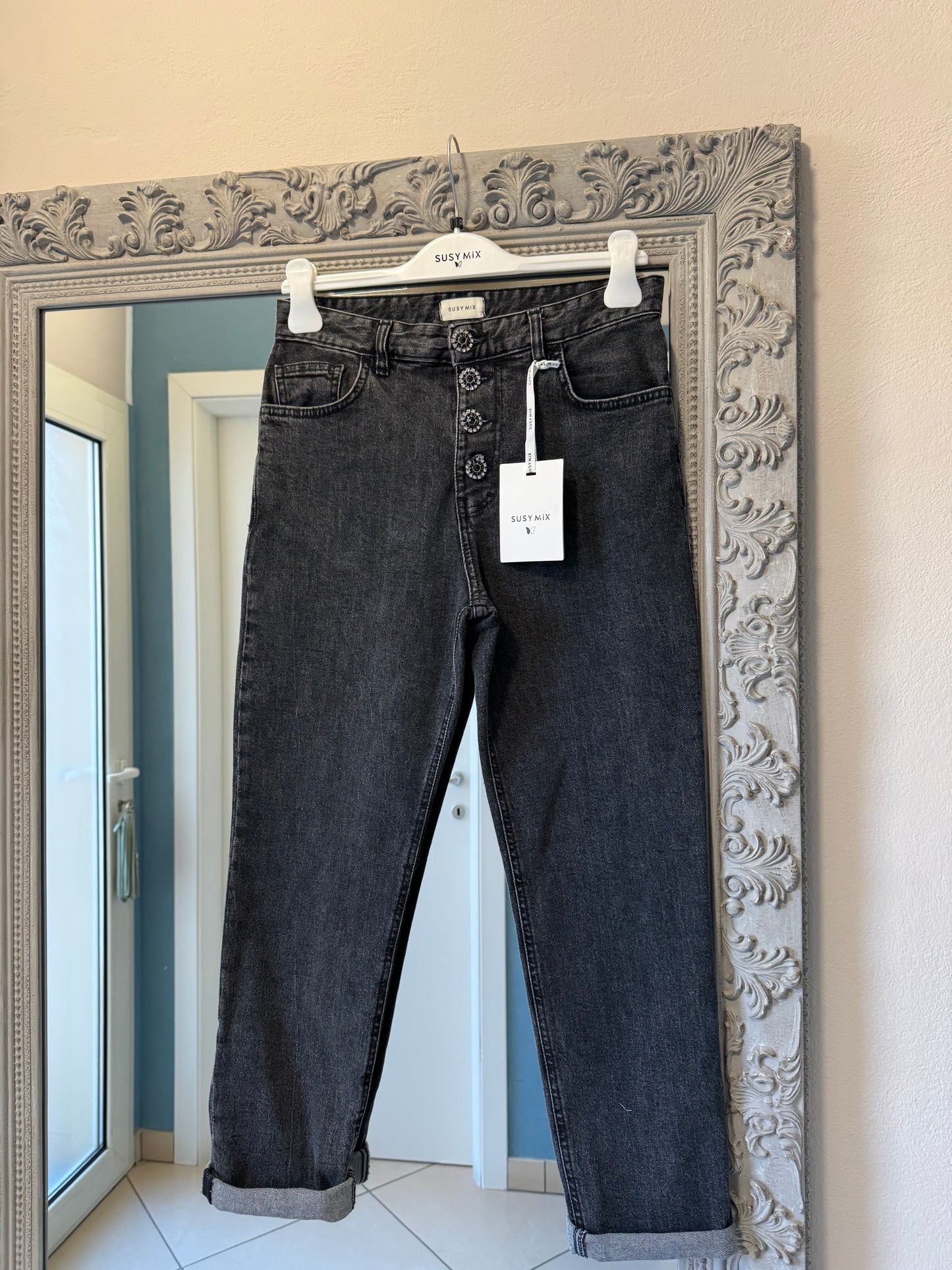 Susymix-Denim mom fit con chiusura a strass