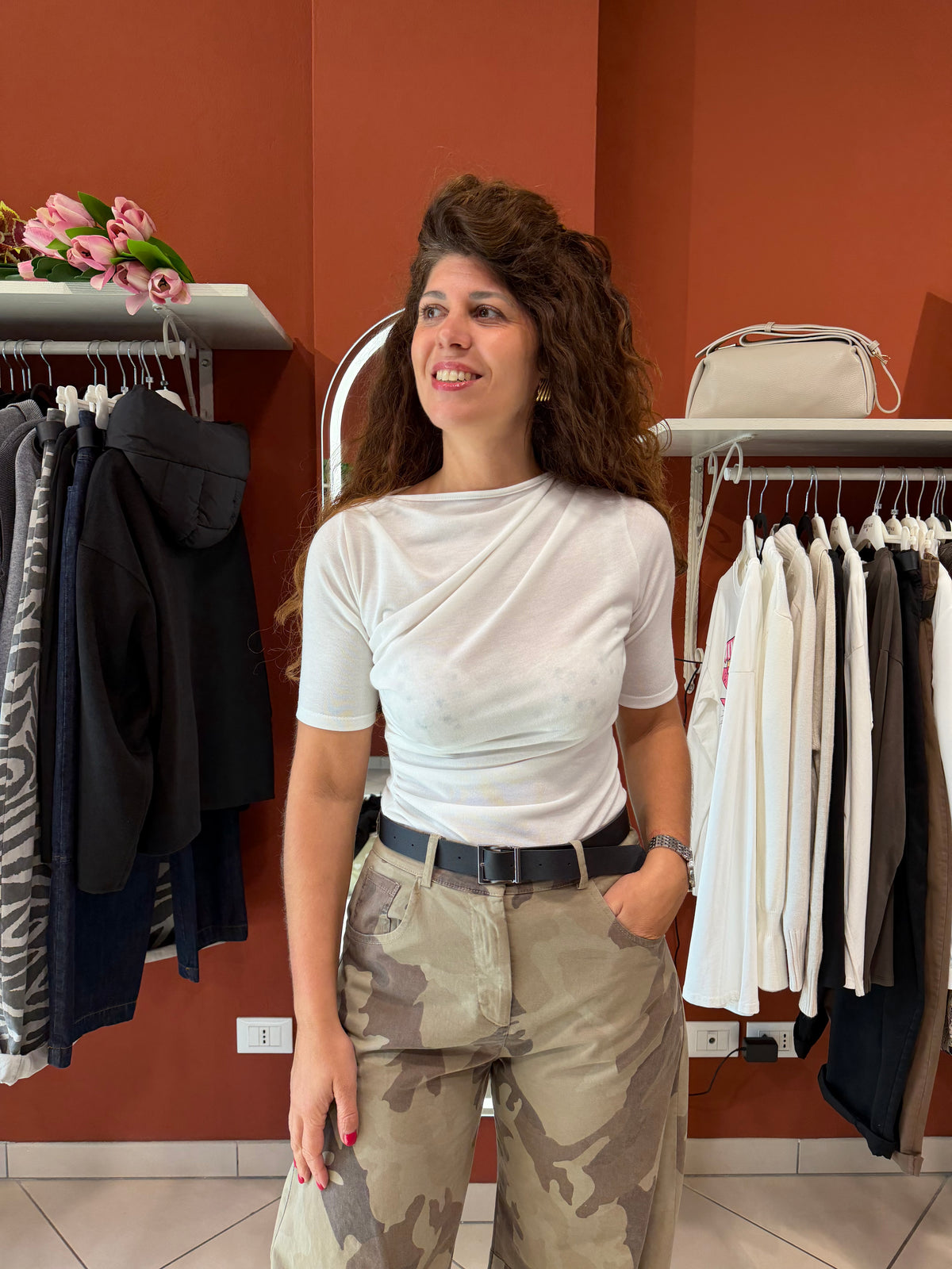 Maglia con drappeggio sulla spalla -Susymix