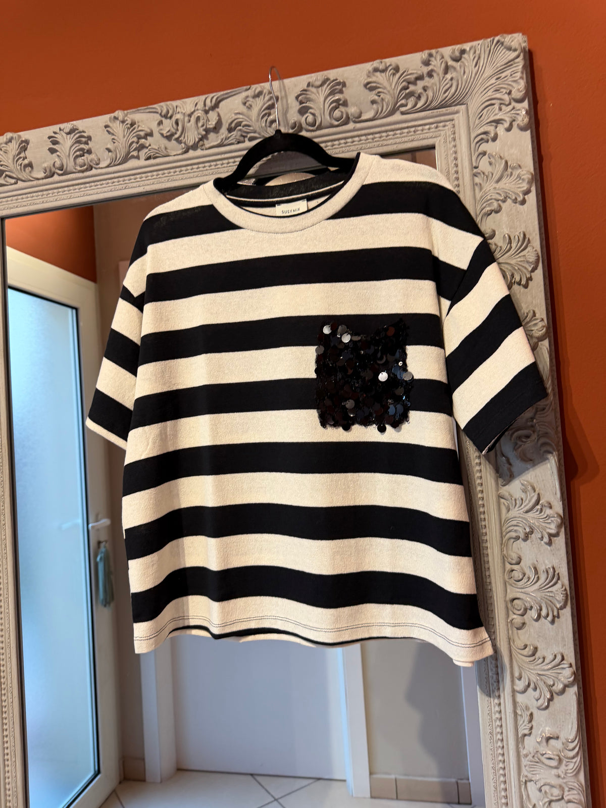 T-shirt con tasca paillettes